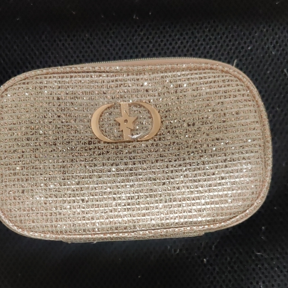 Shimmering Christin Doir Gold Clutch with Star Emblem - Picture 4 of 14